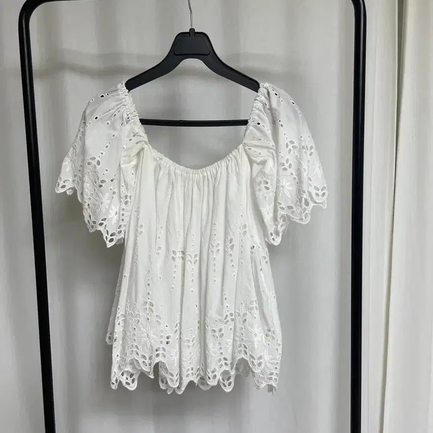 [BUNJANG] Punch Off Shoulder Blouse / 새상품 펀칭오프블라우스 무료배송