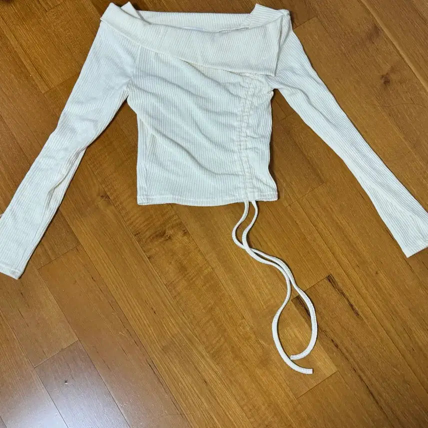 [BUNJANG] White Off-Shoulder Top with Shirring / 흰색 오프숄더 옷