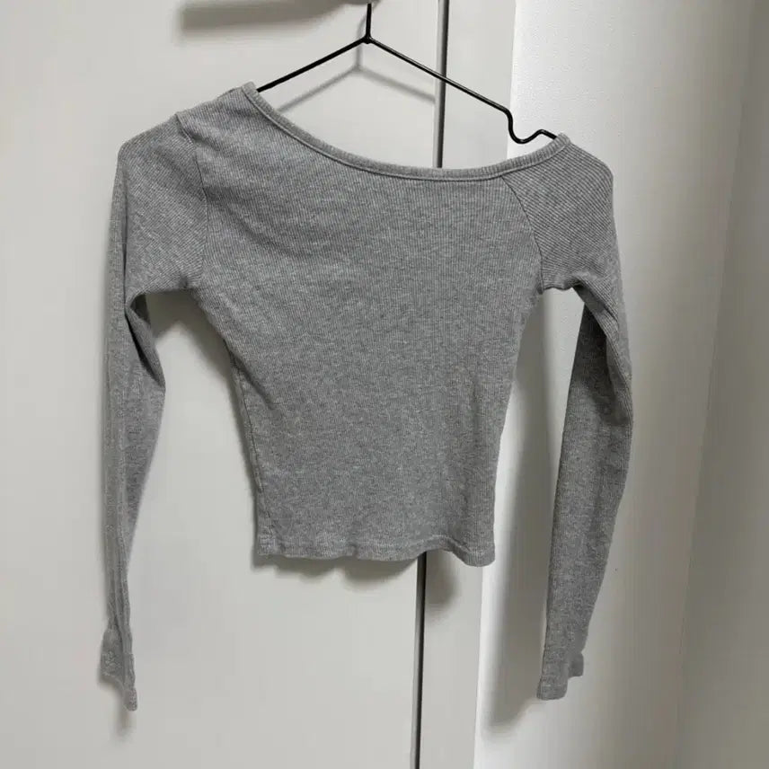 [BUNJANG] Gray Off-Shoulder Long-Sleeve T-Shirt / 회색 오프숄더 긴팔 티셔츠