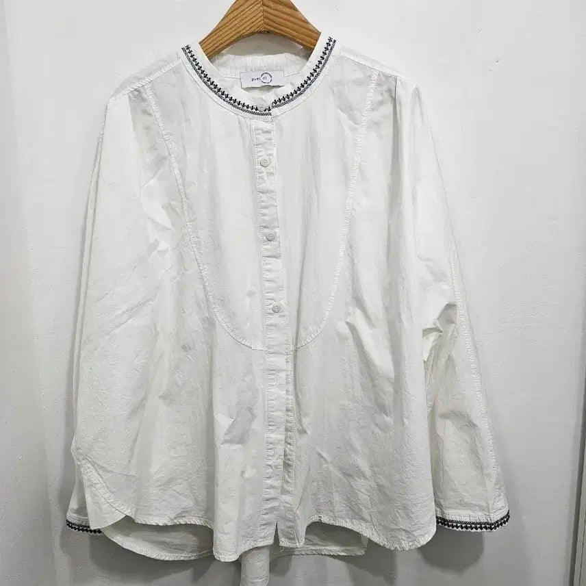 [BUNJANG] Avec El Embroidered Detail White Blouse / 아베크엘(avec el) 25' 자수 디테일 화이트 블라우스
