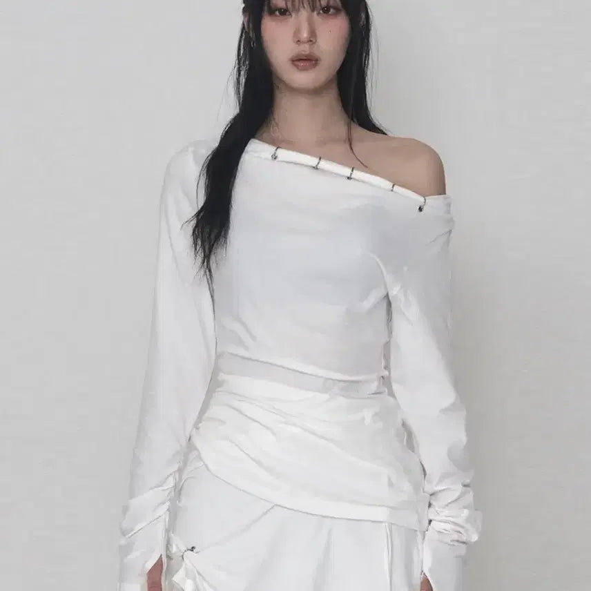 [BUNJANG] Etoosom piercing drape long sleeve t-shirt white / 에트오소메 피어싱 드레이프 롱슬리브 긴팔 티셔츠 화이트