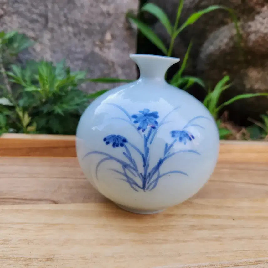 [BUNJANG] Joseon Dynasty Blue-and-White Porcelain Vase with Floral Motif / 청화백자 초화문 앵병