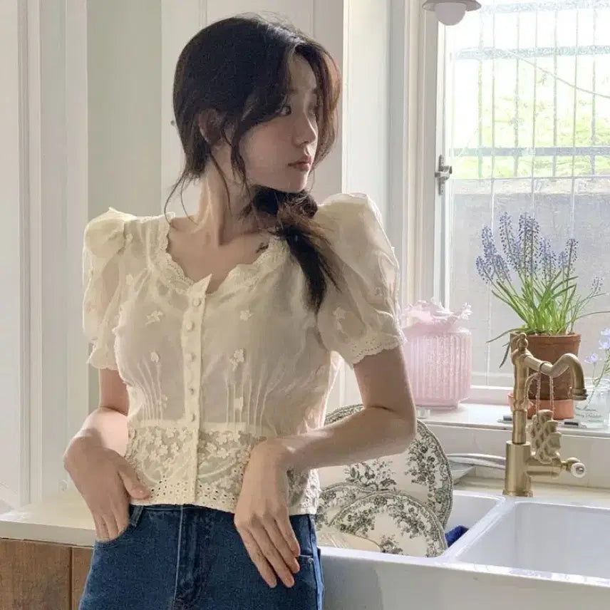 [BUNJANG] MilkCocoa Lace Punch Embroidery Short Sleeve Blouse / 밀크코코아 레이스 펀칭 자수 반팔 블라우스 퍼프