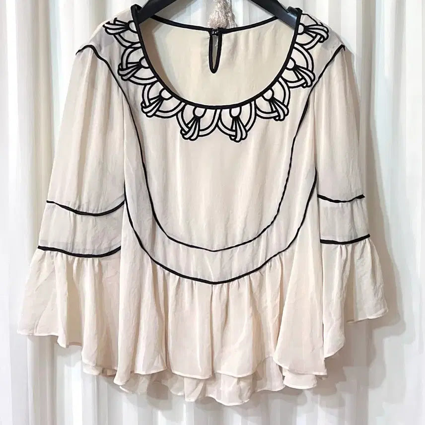 [BUNJANG] Ivory Color Block Silk Embroidered Blouse / 아이보리 배색 실크 자수 블라우스 거의새것 44-55반