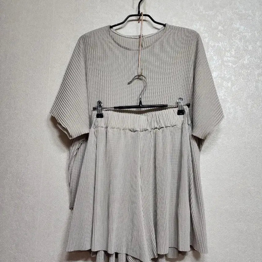 [BUNJANG] Pleated Short Sleeve Top and Shorts Set - Light Grey / 새상품)플리츠 반팔,반바지세트 연그레이