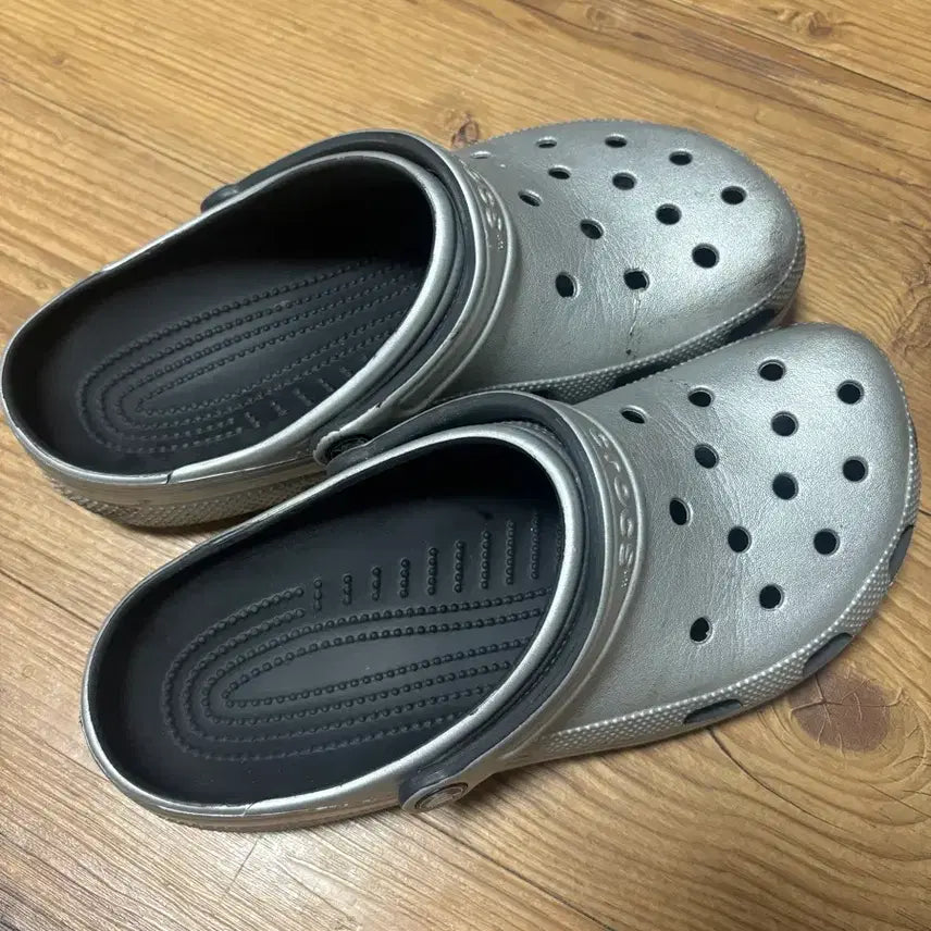 [BUNJANG] Crocs Silver Sandals/Slippers (Size 280) / 크록스 실버280