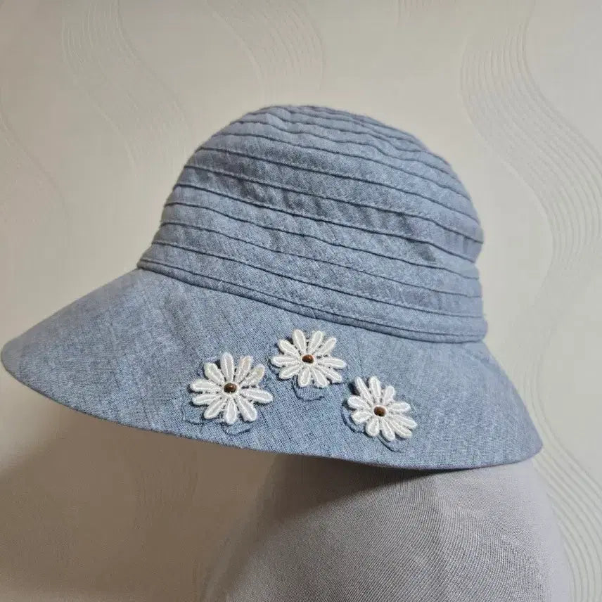 [BUNJANG] Denim Bucket Hat with Floral Embroidery / 일본에서 구매한 꽃자수 데님 버킷햇 연청색