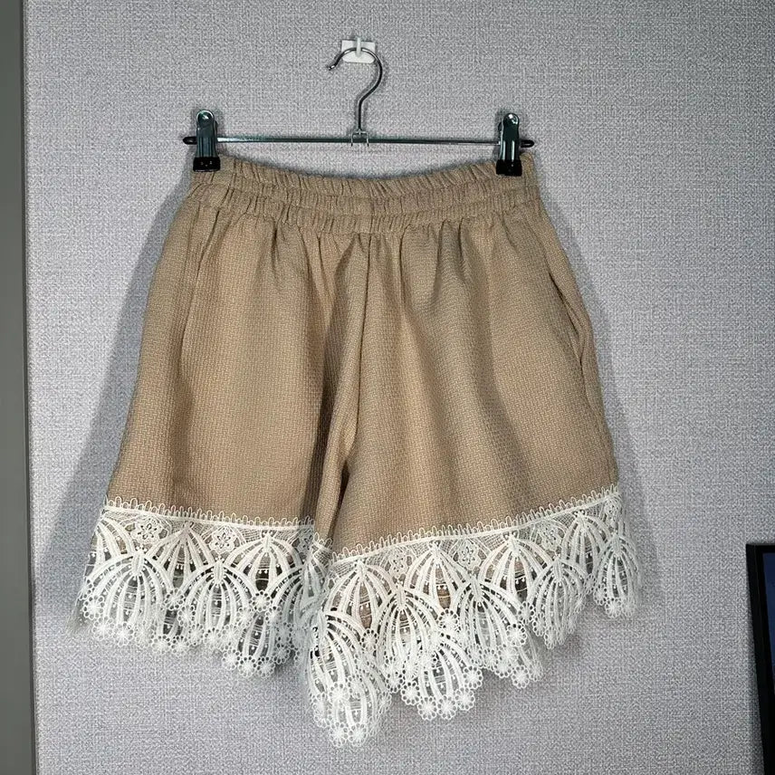 [BUNJANG] Isovi Lace Banding Shorts Beige / 새상품) 이소비 레이스 밴딩 반바지 숏 팬츠 베이지