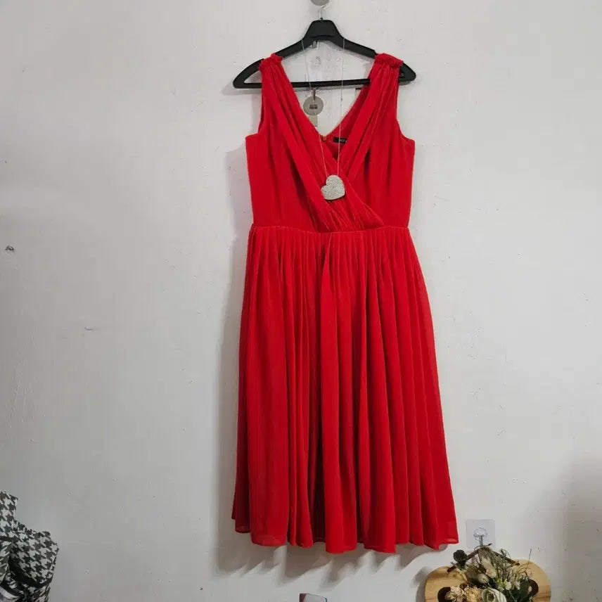 [BUNJANG] Red V-Neck Shirring Long Dress with Necklace / 레드 브이넥 셔링 롱 원피스 (목걸이 포함)