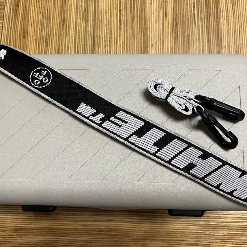 [BUNJANG] Off-White Cosmetic Bag, Pouch Bundle Set / 오프화이트 프로텍션 박스 외 가방