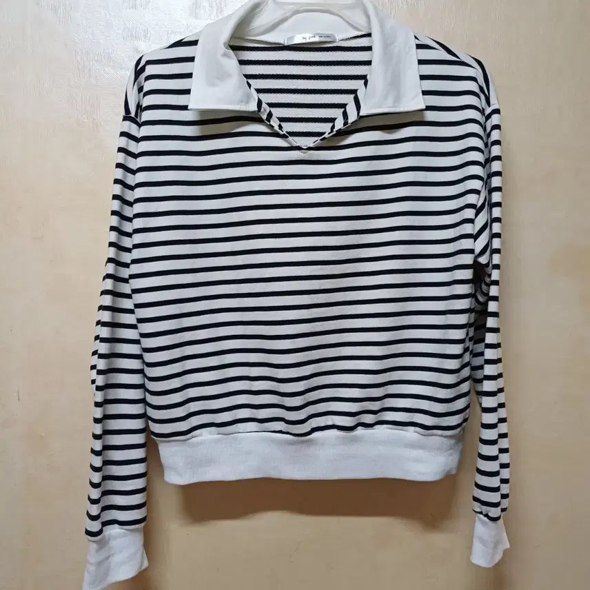 [BUNJANG] Striped Collar Sweatshirt / 스트라이프 카라 맨투맨