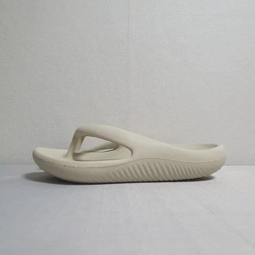 [BUNJANG] Crocs Mellow Recovery Flip Sandals Ivory / 크록스 멜로우 리커버리 플립 아이보리 250mm