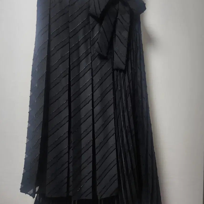 [BUNJANG] ORR Pleated Skirt with Ribbon Detail / ORR 랩스타일 플리츠 스커트 S