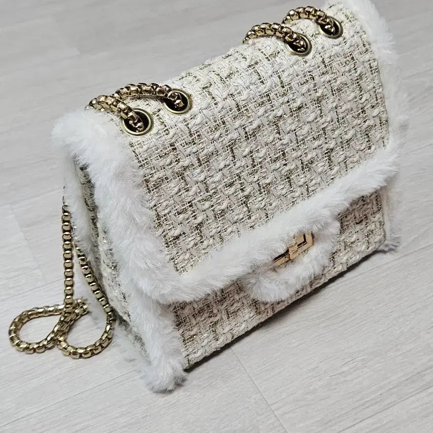 [BUNJANG] Tweed Faux Fur Trimmed Gold Chain Flap Bag / 트위드 퍼 배색 금장 체인 플랩백