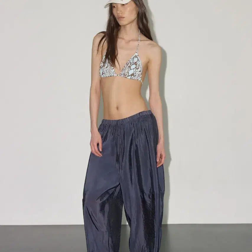[BUNJANG] SEO Sheer Glossy Side-Trim Pants Coal / seo SHEER GLOSSY SIDE-TRIM PANTS COAL