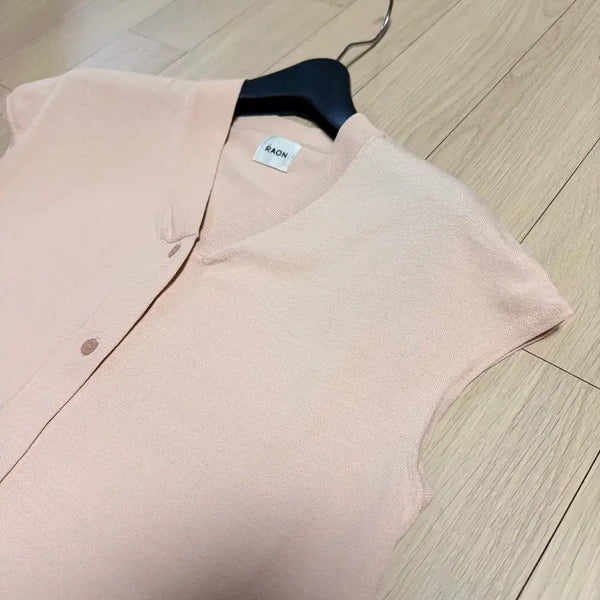 [BUNJANG] RAON V-Neck Knit Vest Pink Sleeveless Cardigan Summer Vest / 라온 RAON 브이넥 니트 베스트 핑크 캡소매민소매나시가디건여름조끼뮤제라