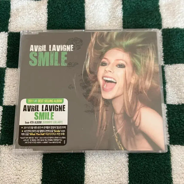 [BUNJANG] Avril Lavigne Smile Single Album Licensed First Press Unsealed CD / 에이브릴라빈 Smile 싱글 앨범 라이센스 초판 미개봉 CD