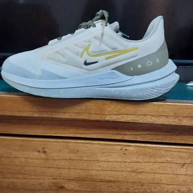 [BUNJANG] Nike Air Winflo 9 Shield Water Repel Women's Running Shoes / 나이키 정품 에어 윈플로9 여성 런닝화.230