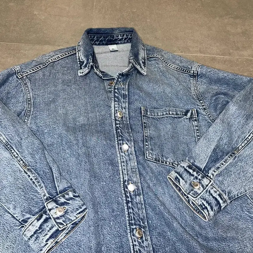 [BUNJANG] H&M Oversized Mid-Blue Denim Shirt / H&M 오버핏 오버사이즈 중청 데님 셔츠