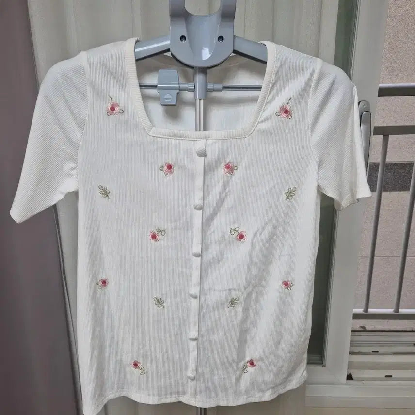 [BUNJANG] Romi Story White Floral Embroidery Square Neck Short Sleeve Knit / Romi story 화이트 꽃자수 스퀘어넥 반팔 니트 새상품