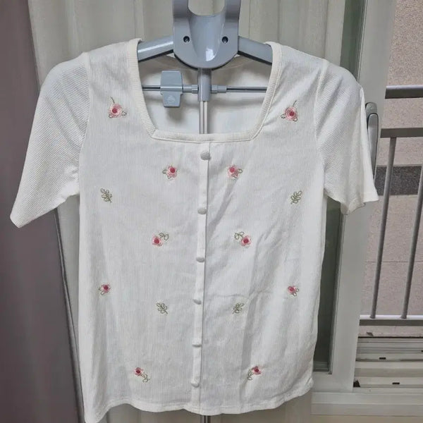[BUNJANG] Romi Story White Floral Embroidery Square Neck Short Sleeve Knit / Romi story 화이트 꽃자수 스퀘어넥 반팔 니트 새상품