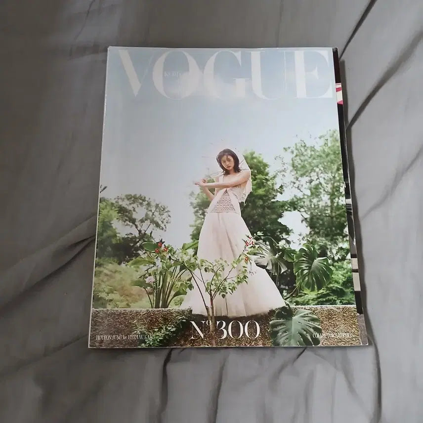 [BUNJANG] Vogue Korea March 2023 Issue (No. 300) / 보그 코리아 2023년 3월호 (No. 300)