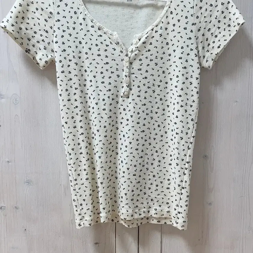 [BUNJANG] Brandy Melville Floral Short Sleeve T-Shirt Ivory Navy / 브랜디멜빌 플로럴 반팔 티셔츠 아이보리 네이비