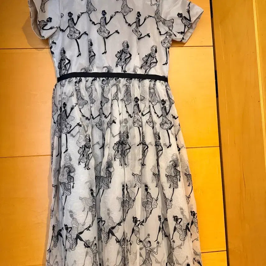 [BUNJANG] Siholin Illustrated Ballerina Pattern Short-Sleeve Dress / 씨호린 일러스트 패턴 반팔 원피스