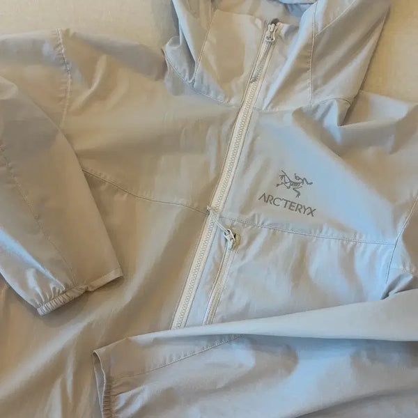 [BUNJANG] Arc'teryx Squamish Hooded Jacket Women's White Medium / 아크테릭스 스쿼미시 후드 여성 아트모스 m사이즈
