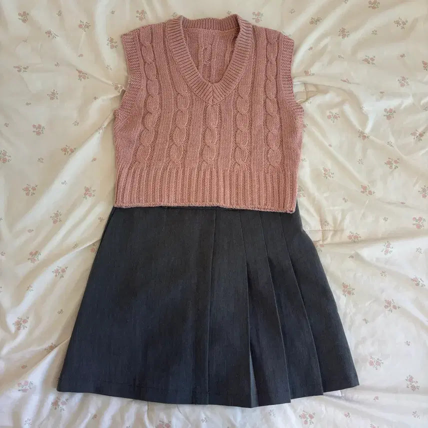 [BUNJANG] Indie Pink Cable Knit Vest + Charcoal Pleated Skirt Set / 인디핑크 케이블 니트 조끼 + 차콜 플리츠 스커트 세트