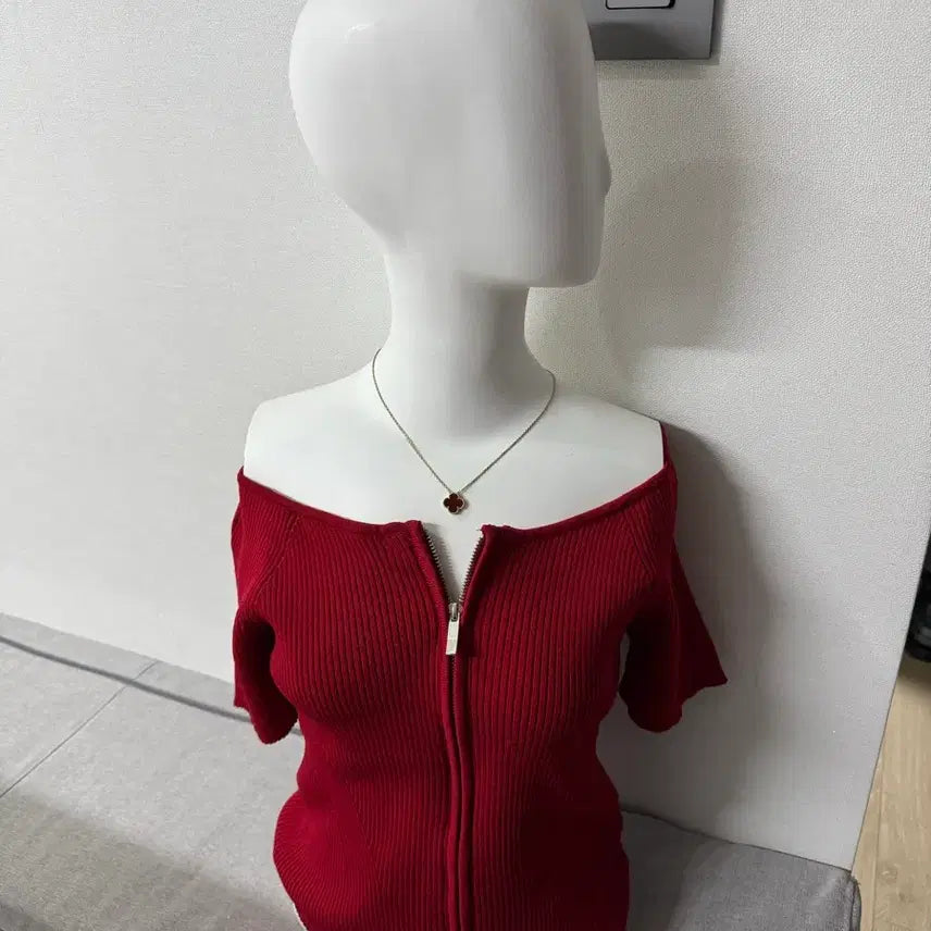 [BUNJANG] Red Short-Sleeve T-Shirt / 섹시 반팔 레드 티셔츠