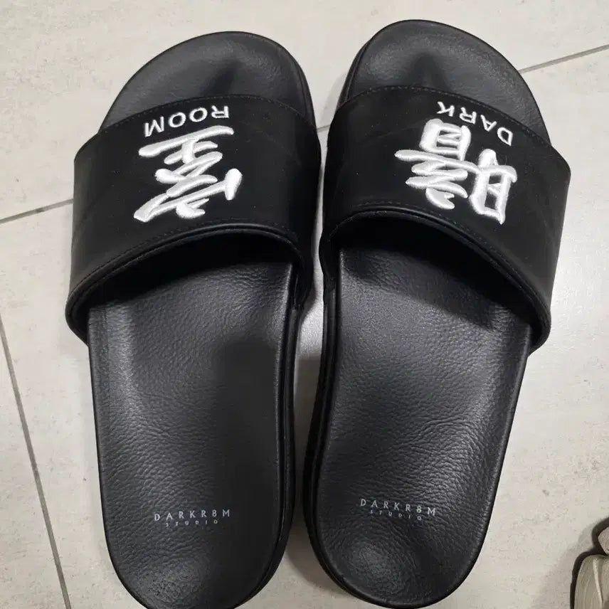 [BUNJANG] Dark Room Studio Slippers / 다크룸 스튜디오 슬리퍼
