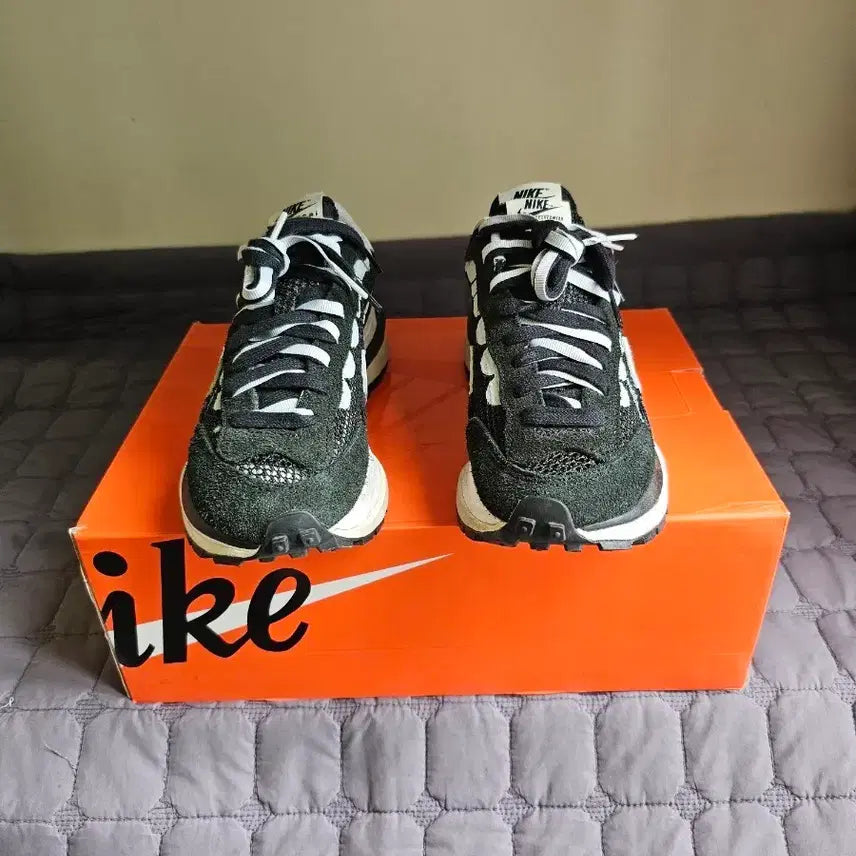 [BUNJANG] Sacai x Nike Vaporwaffle Black White Sneakers / [235]사카이X나이키 베이퍼와플 블랙 화이트 검흰
