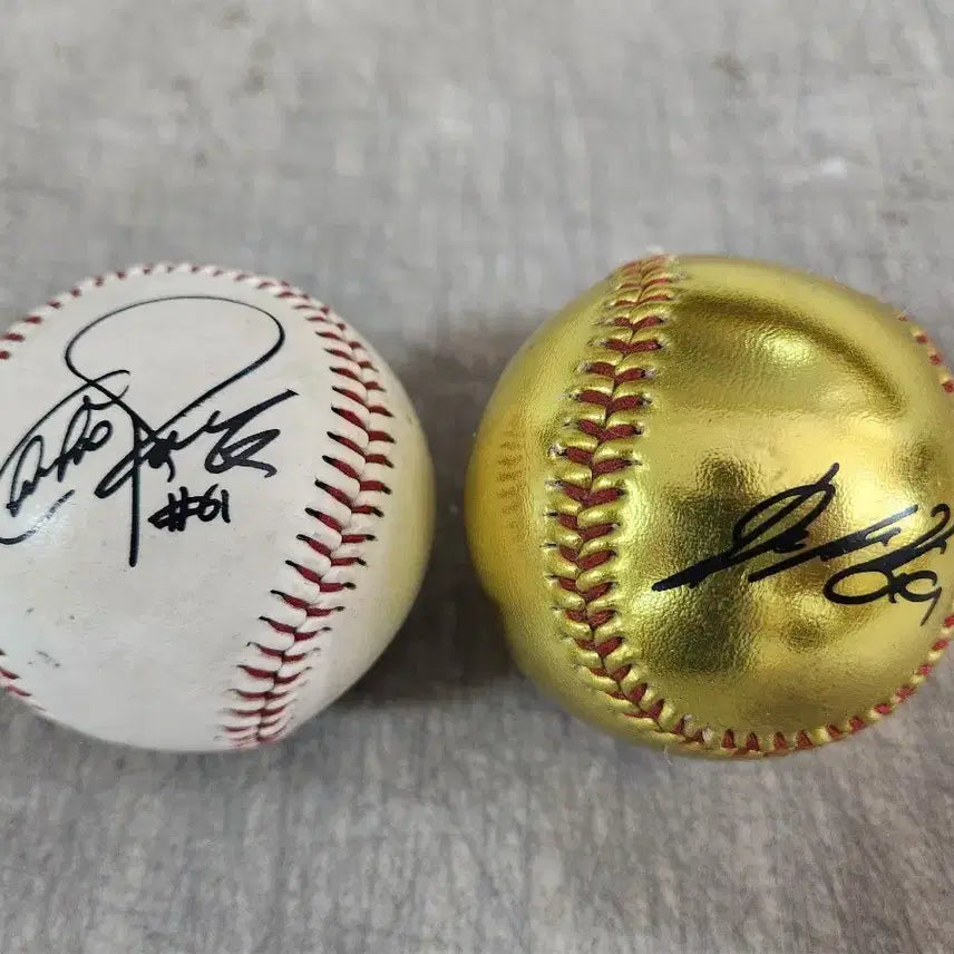 [BUNJANG] Park Chan-ho & Ryu Hyun-jin Signed Baseballs (2-Piece Bundle) / 박찬호,류현진 싸인볼 2점