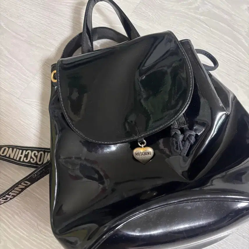 [BUNJANG] Moschino Enamel Backpack Black / 모스키노 에나멜 백팩 블랙