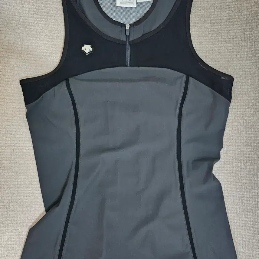 [BUNJANG] Descente Premium Line Charcoal Black Mesh Performance Sleeveless Top / 데쌍트 기능성 메쉬소재  차콜.블랙 프리미엄 라인 90 분당롯데구입