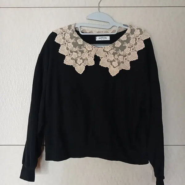 [BUNJANG] Park Hong Lace Collar Sweatshirt Black / 파크홍 레이스 카라 맨투맨 블랙