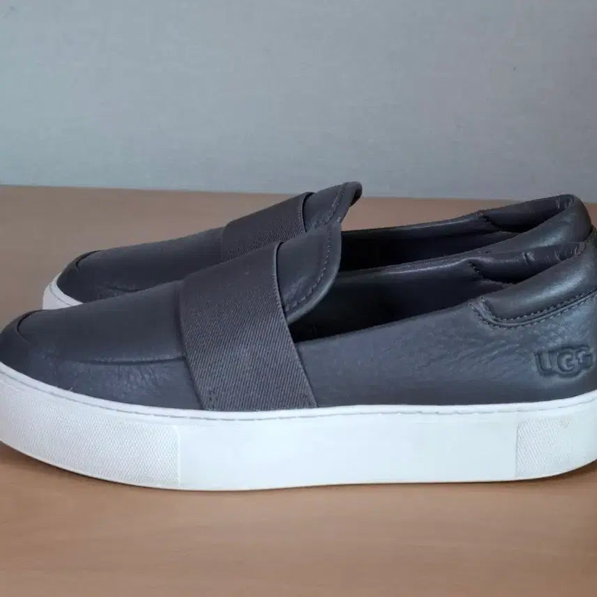 [BUNJANG] UGG Leather Slip-on Shoes (240mm) / UGG 가죽 슬립온 240