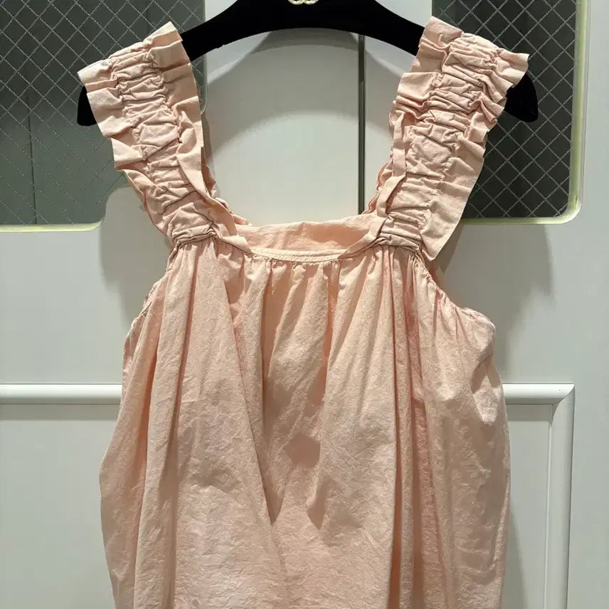 [BUNJANG] Pink Frill Sleeveless Blouse - Built-in Lining / 원가3[새상품]노브라 국내제작 핑크색 프릴 민소매 나시 블라우스
