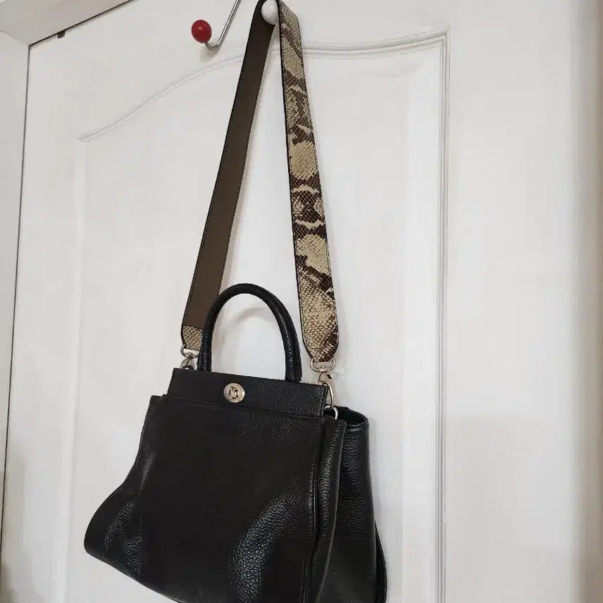 [BUNJANG] Albertaario Black Leather Tote Bag with Snake Pattern Strap / 블랙 가죽 토트백 스네이크 패턴 스트랩 (알베르타리오)