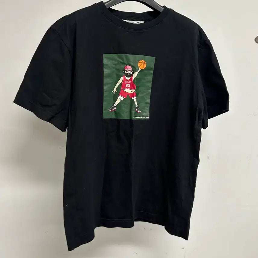 [BUNJANG] Playmonster Black Basketball Illustration Short Sleeve T-Shirt / 플레이몬스터 블랙 농구 일러스트 반팔티