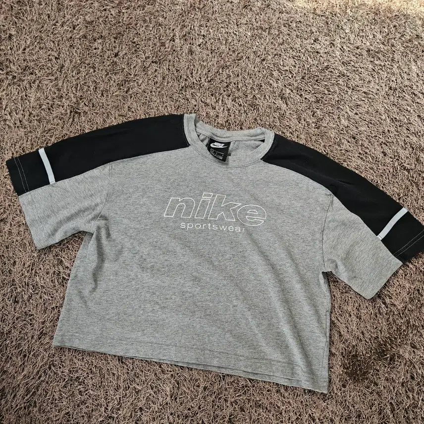[BUNJANG] Nike NSW Center Logo Raglan Colorblock Crop T-Shirt (L) / 나이키(Nike) Nsw 센터 로고 라글란 배색 크롭 반팔티셔츠 L