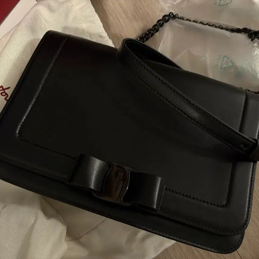 [BUNJANG] Ferragamo Gancini Shoulder Bag Black / 페라가모 간치니 숄더백 블랙