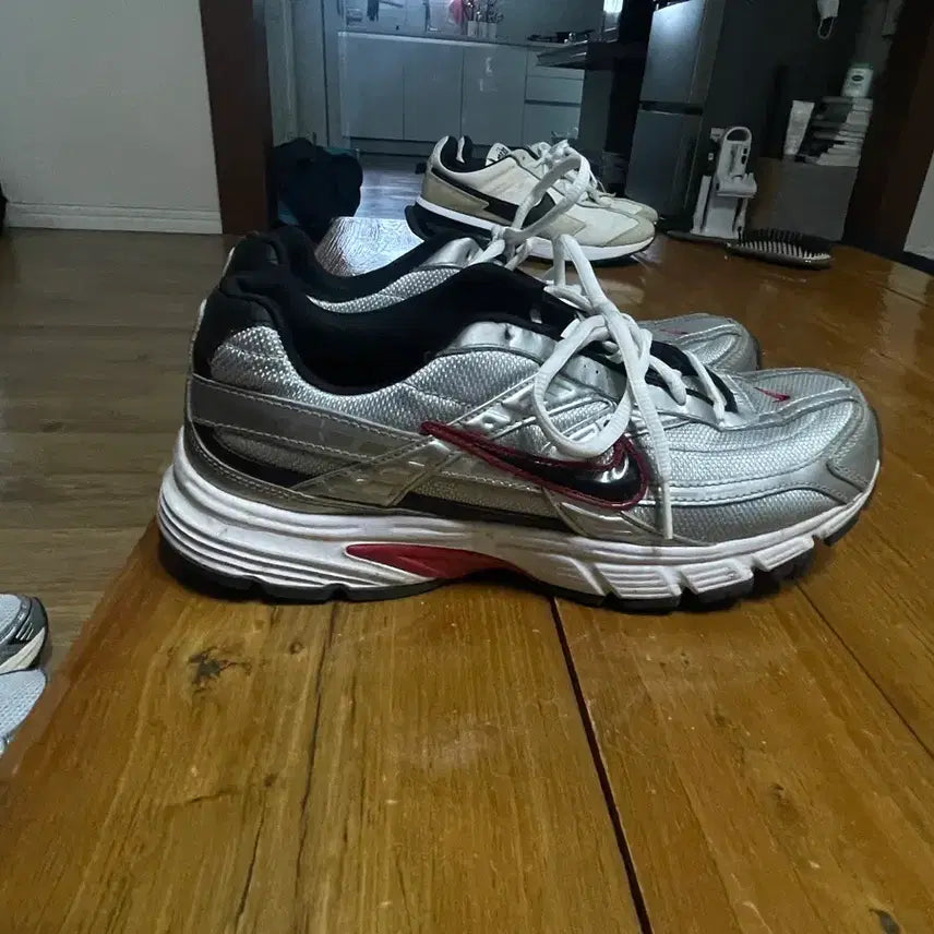 [BUNJANG] Nike Initiator 265 Metallic Silver Black Sneakers / 나이키 이니시에이터 265 메탈릭 실버 블랙