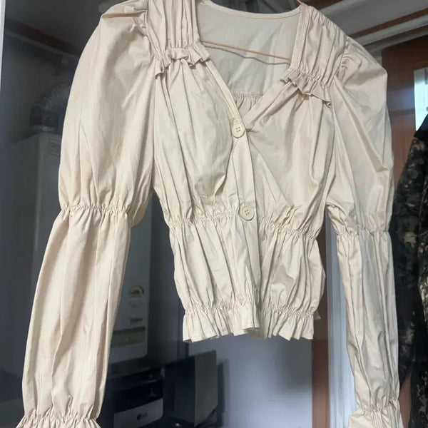 [BUNJANG] Beige Frill Puff Sleeve Semi-Crop Blouse / 베이지 프릴 퍼프소매 세미크롭 블라우스