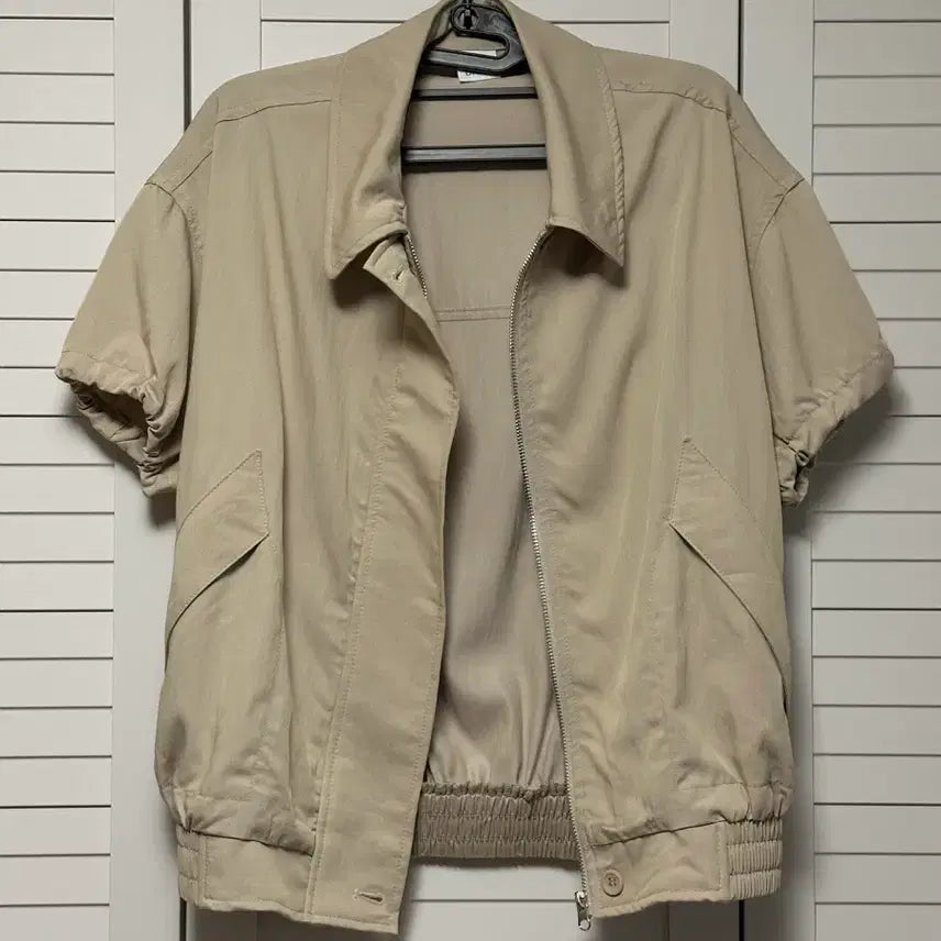 [BUNJANG] Beige Short-Sleeve Zip-Up Blouson Jacket / 새상품 특가 할인 블루종 반팔 자켓 베이지 집업 카라점퍼