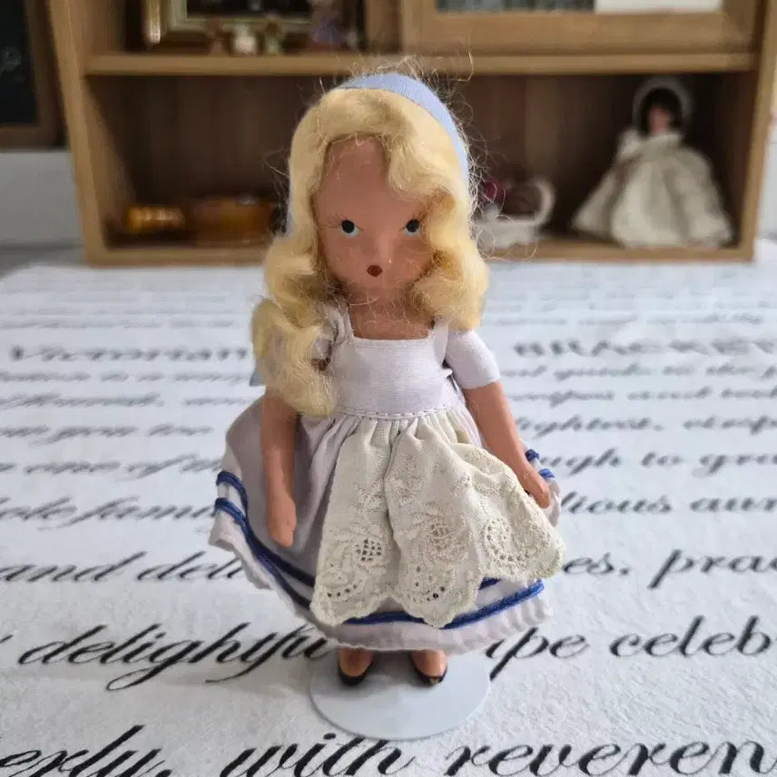 [BUNJANG] Vintage Nancy Doll with Stand / 빈티지 낸시 인형(거치대 포함.)