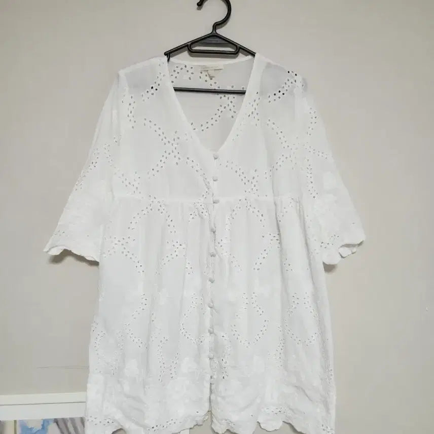 [BUNJANG] Plastic Island White Perforated Embroidery Blouse / 플라스틱아일랜드화이트 펀칭자수 블라우스