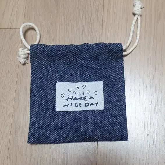 [BUNJANG] Denim Pouch "HAVE A NICE DAY" Embroidery / 데님 파우치 "HAVE A NICE DAY" 문구