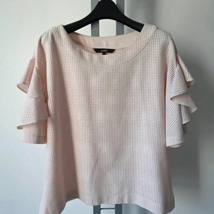 [BUNJANG] 2nd Floor Eyelet Frill Blouse / 2nd floor 세컨플로어 펀칭 프릴 블라우스-66(드라이완료/새상급)